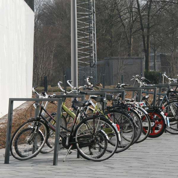 Fietsparkeren | Op maat gemaakt | Fietsaanleunbeugels uit koker | image #2 |  fietsparkeren fietsaanleunbeugel koker special Almelo