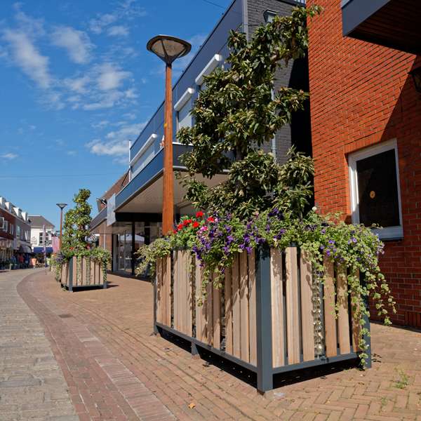 Straatmeubilair | Op maat gemaakt | Glinsterende plantenbakken| straatmeubilair plantenbak Straatmeubilair | Op maat gemaakt | Glinsterende plantenbakken | image #1 | straatmeubilair plantenbak