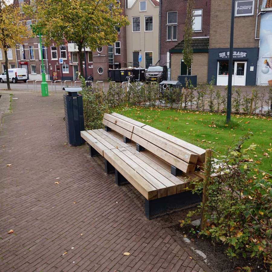 Meer groen en straatmeubilair aan Bierkade in Oud Beijerland