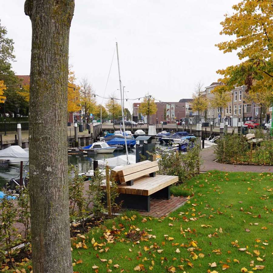 Meer groen en straatmeubilair aan Bierkade in Oud Beijerland