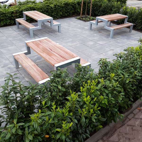 121547+122342  straatmeubilair bedrijfspand picknickset statafel buitenbank
