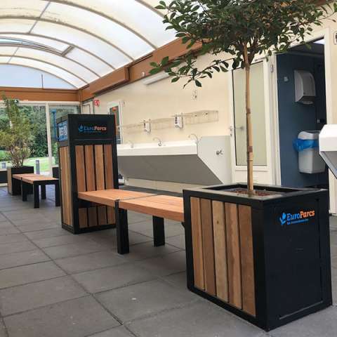 Bank, afvalbak en plantenbak in 1