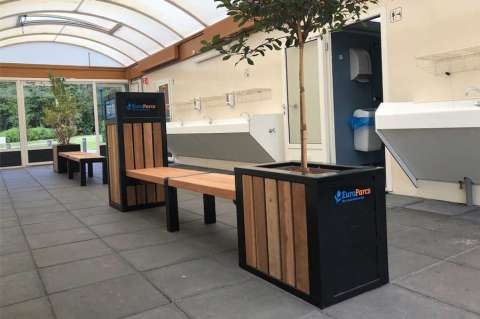 Bank, afvalbak en plantenbak in 1