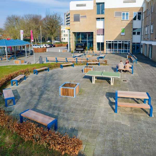 Schoolpleinmeubilair bij Landstede Scholengemeenschap Zwolle zorgt voor een groen en functioneel schoolplein 131888 straatmeubilair buitenbank picknickset plantenbak