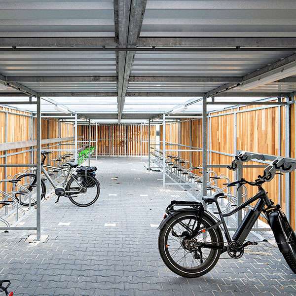 131974 overkapping fietsenstalling rokersruimte pauzeruimte fietsenrek fietsparkeren