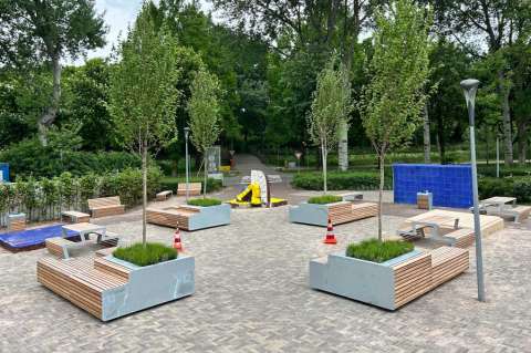 Comfort op elk niveau: maatwerk straatmeubilair voor Amsterdams ziekenhuis