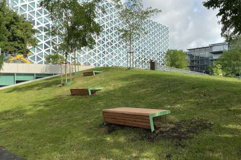 Buitenruimte als ontmoetingsplek: Hogeschool Windesheim kiest voor duurzaam parkmeubilair van Falco