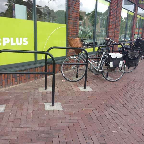 Fietsparkeren | Fietsaanleunbeugels | FalcoLean fietsaanleunbeugels met tussenbuis | image #4 |  fietsparkeren fietsaanleunbeugel met tussenbuis, gepoedercoat