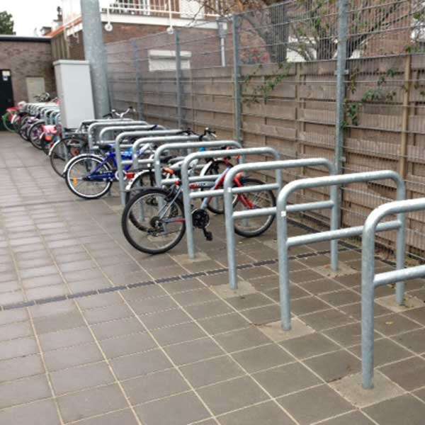 Fietsparkeren | Fietsaanleunbeugels | FalcoLean fietsaanleunbeugels met tussenbuis | image #8 |  fietsparkeren fietsaanleunbeugel met tussenbuis
