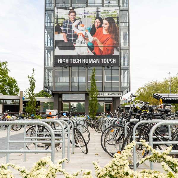 Fietsparkeren | Fietsaanleunbeugels | FalcoLean fietsaanleunbeugels met tussenbuis | image #4 |  fietsparkeren fietsaanleunbeugel met tussenbuis