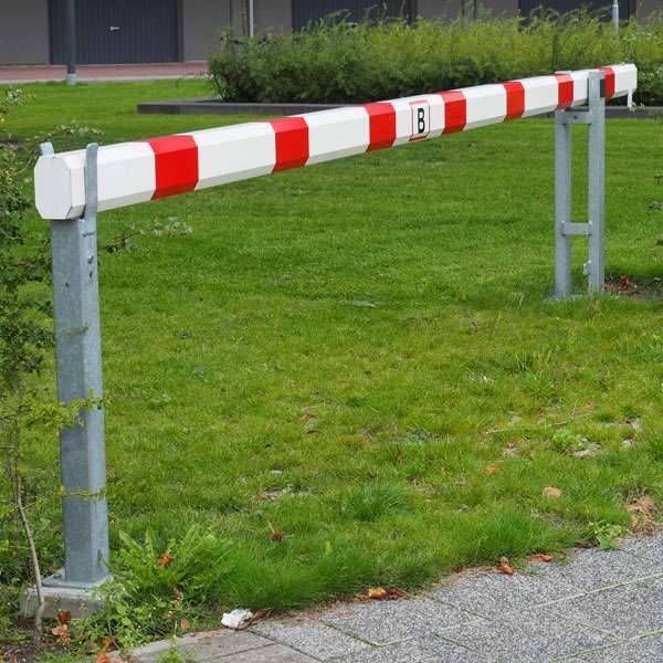 Verkeersvoorzieningen | Handbediende slagbomen | Handbediende slagboom met geblokte folie | image #2 |  verkeersvoorzieningen parkeervoorzieningen handbediende slagboom vaste vangpaal