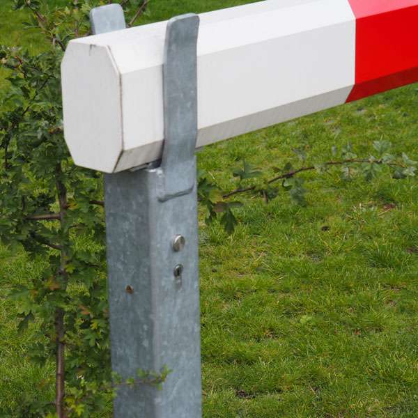 Verkeersvoorzieningen | Handbediende slagbomen | Handbediende slagboom met geblokte folie | image #4 |  verkeersvoorzieningen parkeervoorzieningen handbediende slagboom vaste vangpaal