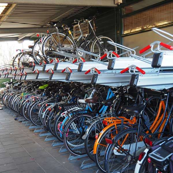 Fietsparkeren | Fietsenrekken met aanbindvoorziening | FalcoLevel Premium+ etagerek | image #10 |  compact fietsparkeren etage fietsenrek FalcoLevel Premium+ FietsParKeur