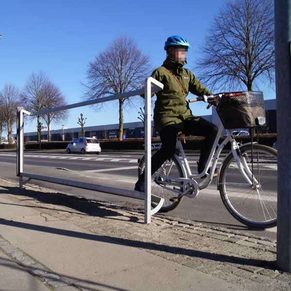 Fietsparkeren | Fietsmarketing | FalcoSupp fietssteun | image #2 |  fietssteun_voetsteun_verkeerslicht