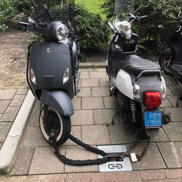 Verkeersvoorzieningen | Verkeersgeleiders | FalcoScooter afzetpanelen | image #9 |  verkeersvoorziening scooter parkeerplek afzethek afzetpaneel afzetelement