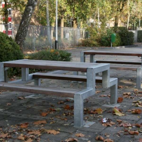 Picknicktafels en hoekbanken voor schoolplein Reitdiep College - 2 Picknicktafels en hoekbanken voor schoolplein Reitdiep College - 2