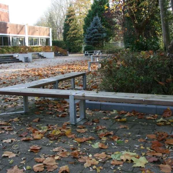 Picknicktafels en hoekbanken voor schoolplein Reitdiep College - 1 Picknicktafels en hoekbanken voor schoolplein Reitdiep College - 1