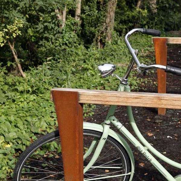 Fietsparkeren | Specials | Fietsaanleunbeugels van Cortenstaal en hout | image #2 |  fietsparkeren fietsaanleunbeugel Cortenstaal