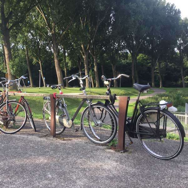 Fietsparkeren | Op maat gemaakt | Fietsaanleunbeugels van Cortenstaal en hout| fietsparkeren fietsaanleunbeugel Cortenstaal Fietsparkeren | Op maat gemaakt | Fietsaanleunbeugels van Cortenstaal en hout | image #3 | fietsparkeren fietsaanleunbeugel Cortenstaal