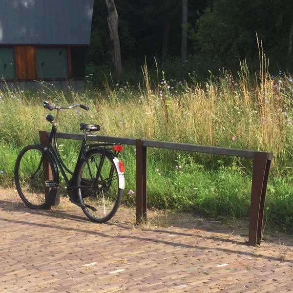 Fietsparkeren | Op maat gemaakt | Fietsaanleunbeugels van Cortenstaal en hout | image #4 |  fietsparkeren fietsaanleunbeugel Cortenstaal