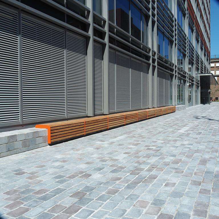 Straatmeubilair FalcoLinea kleurt oranje op de Amstel Campus