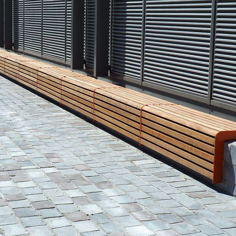 Straatmeubilair FalcoLinea kleurt oranje op de Amstel Campus