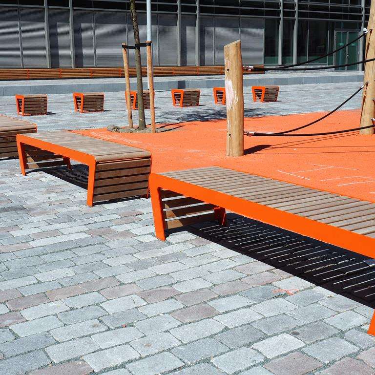 Straatmeubilair FalcoLinea kleurt oranje op de Amstel Campus