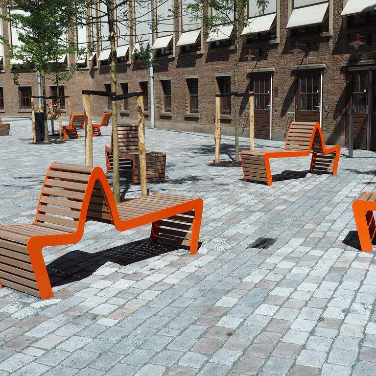 Straatmeubilair FalcoLinea kleurt oranje op de Amstel Campus
