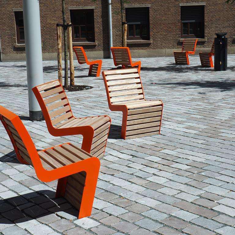 Straatmeubilair FalcoLinea kleurt oranje op de Amstel Campus