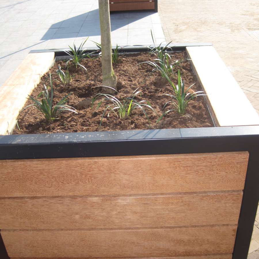 Falco plantenbakken in centrum Eijsden