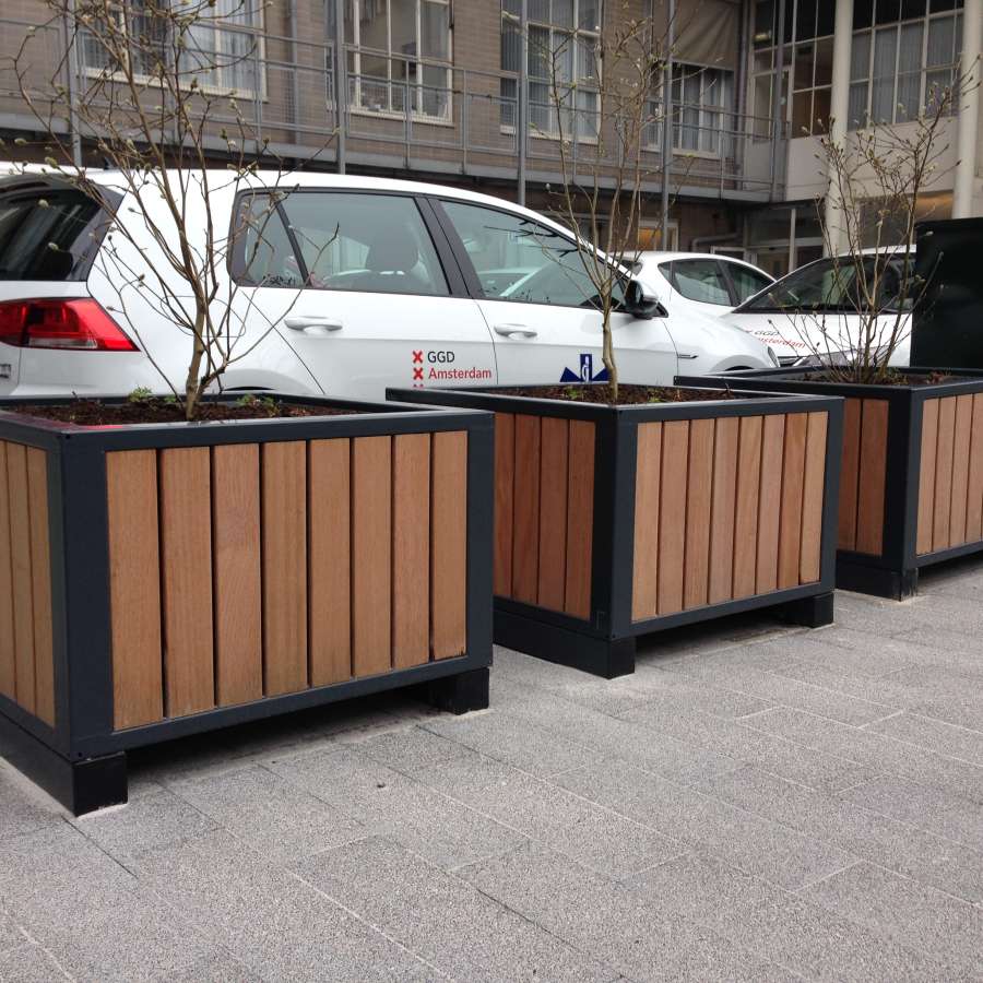 Inrichting terrein GGD met straatmeubilair
