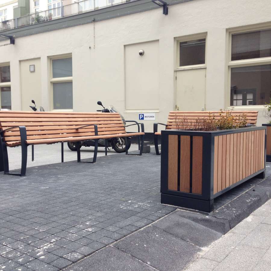 Inrichting terrein GGD met straatmeubilair