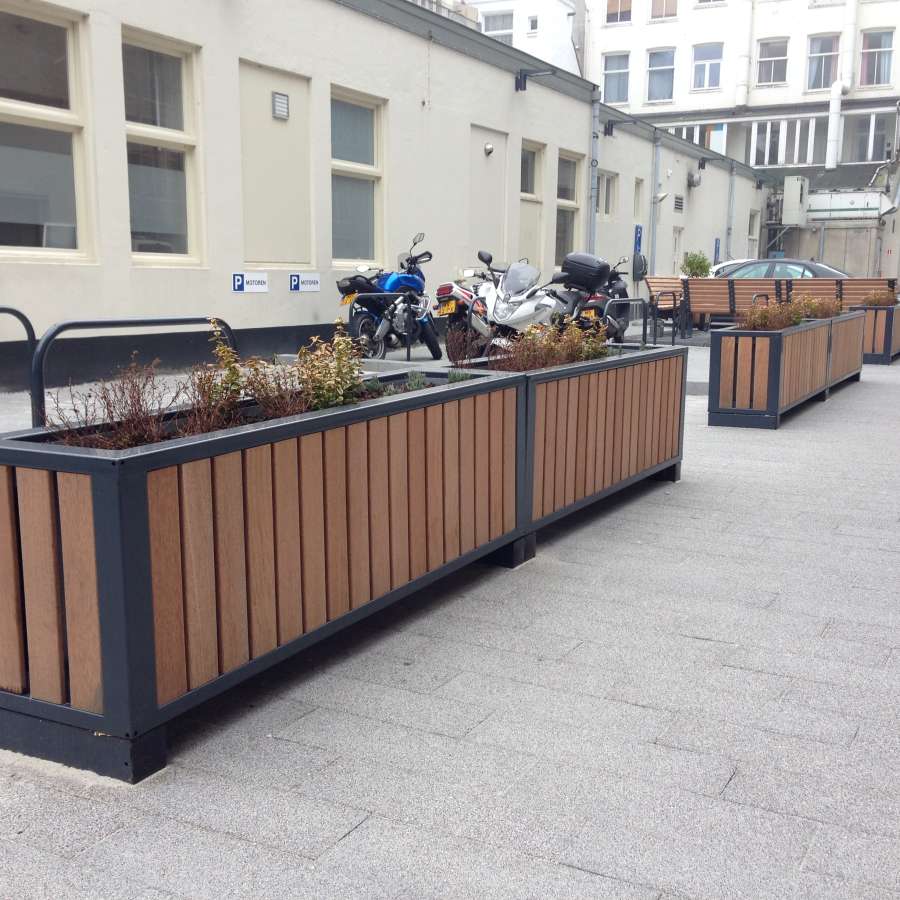 Inrichting terrein GGD met straatmeubilair