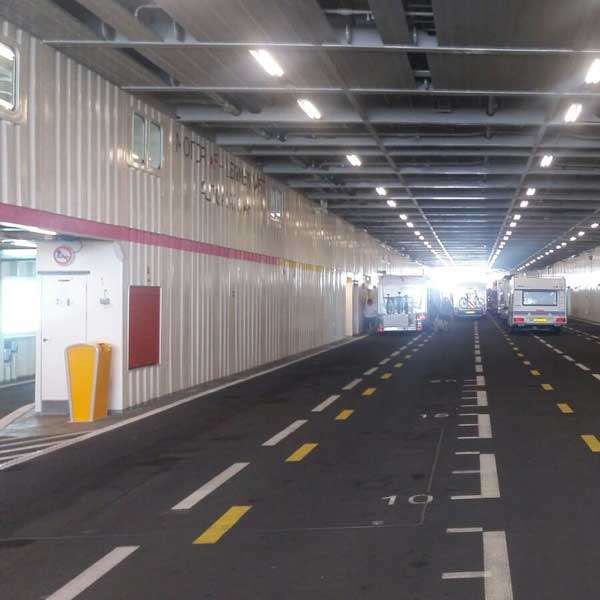 88952_veerboot_parkeerdek_afvalbak