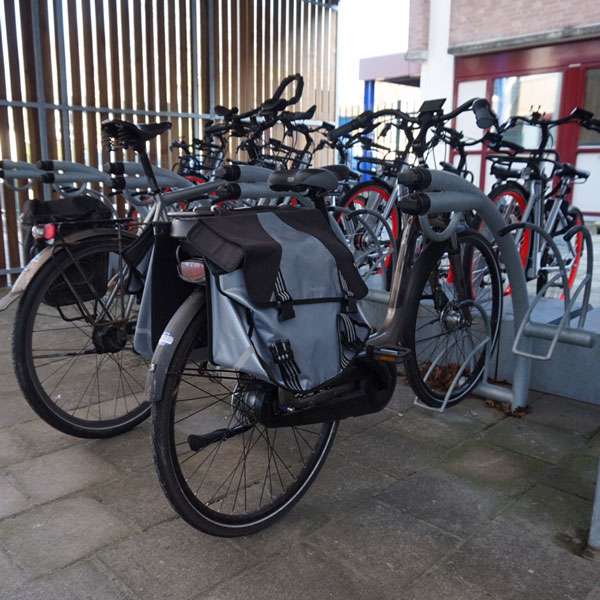 83144_fietsparkeren_overkapping_fietsenrekken_paaltjes