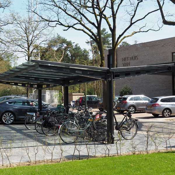 Prachtige overkapping met glazen dak in Waalre