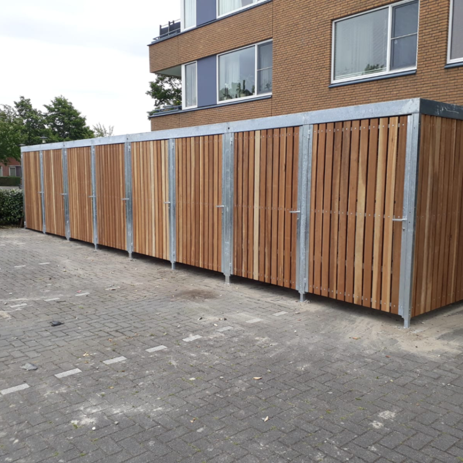 Scootmobiel overkapping bij appartementencomplex