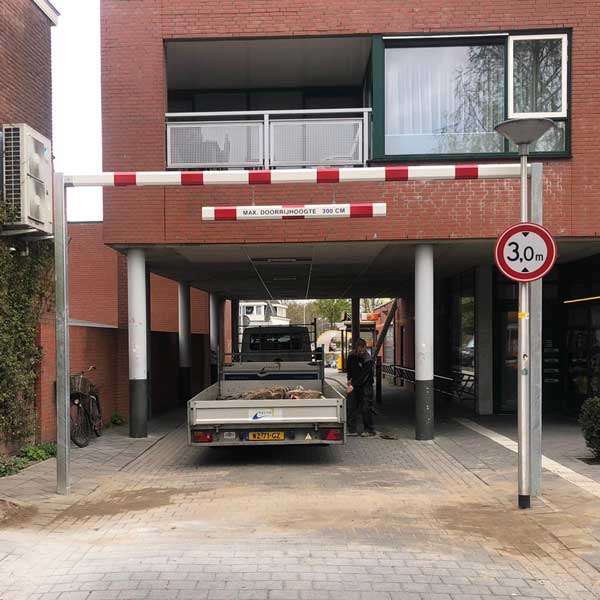 Verkeersvoorzieningen | Parkeervoorzieningen | Hoogtebegrenzer | image #5 |  verkeersgeleider parkeervoorziening hoogtebegrenzer