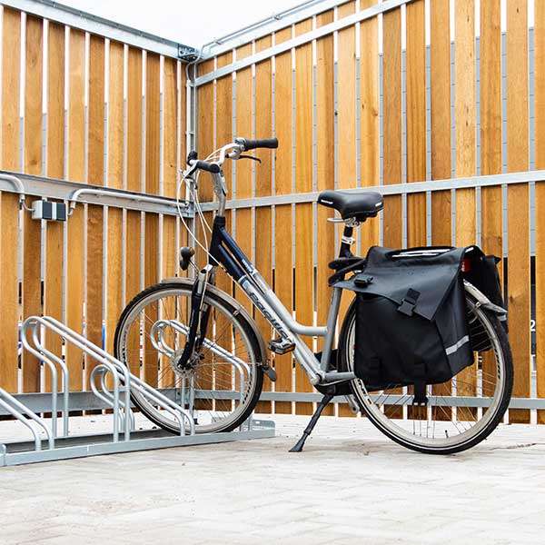 Verschillende overkappingen en straatmeubilair bij Aldi distributiecentrum