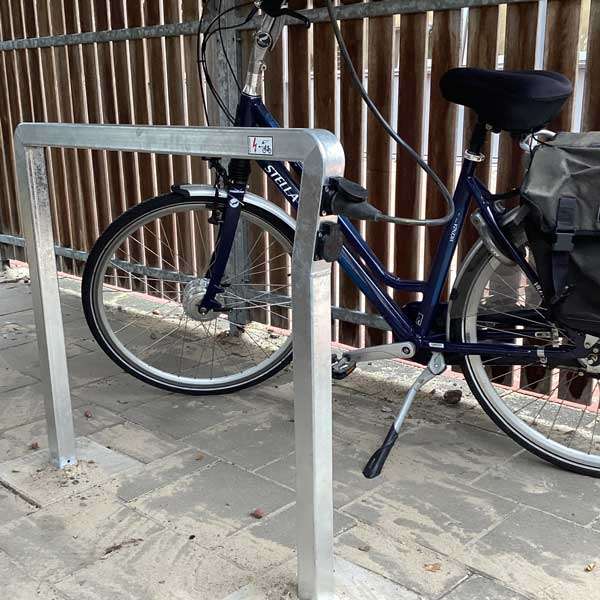 Fietsparkeren | Fietsparkeren met oplaadpunt voor e-bike | FalcoForce fietsaanleunbeugel met oplaadpunten | image #5 |  fietsparkeren fietsaanleunbeugel nietje fietsbeugel