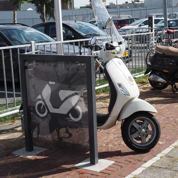 Verkeersvoorzieningen | Verkeersgeleiders | FalcoScooter afzetpanelen | image #8 |  verkeersvoorziening scooter parkeerplek afzethek afzetpaneel afzetelement