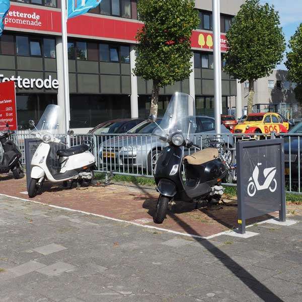 Verkeersvoorzieningen | Verkeersgeleiders | FalcoScooter afzetpanelen | image #7 |  verkeersvoorziening scooter parkeerplek afzethek afzetpaneel afzetelement