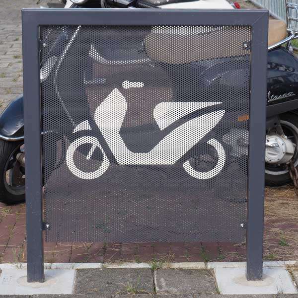 Verkeersvoorzieningen | Verkeersgeleiders | FalcoScooter afzetpanelen | image #6 |  verkeersvoorziening scooter parkeerplek afzethek afzetpaneel afzetelement