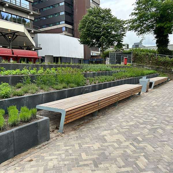 Straatmeubilair | Op maat gemaakt | Comfort op elk niveau: maatwerk straatmeubilair voor Amsterdams ziekenhuis| 140267 140442 140443 straatmeubilair buitenbank boombank picknickset talud Straatmeubilair | Op maat gemaakt | Comfort op elk niveau: maatwerk straatmeubilair voor Amsterdams ziekenhuis | image #2 | 140267 140442 140443 straatmeubilair buitenbank boombank picknickset talud