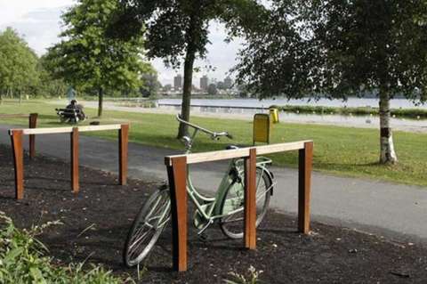Fietsaanleunbeugels van Cortenstaal en hout