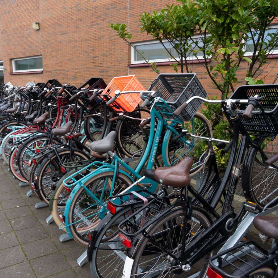 Fietsenrek voor kratfietsen bij Montaigne Lyceum Den Haag