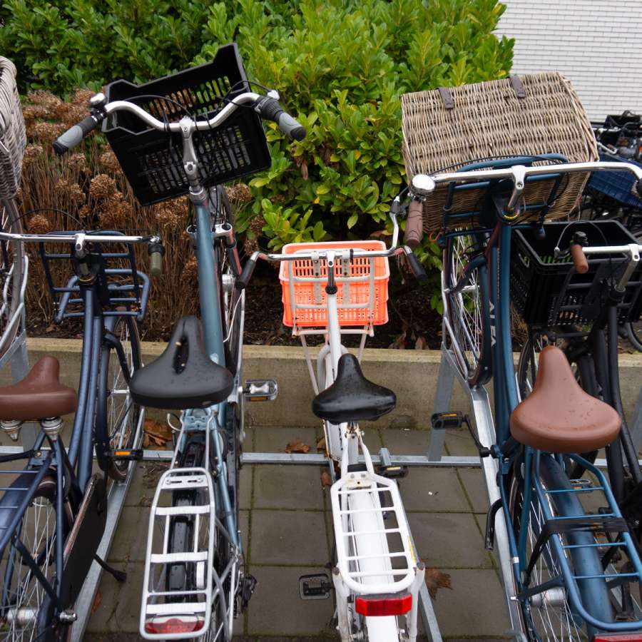 Fietsenrek voor kratfietsen bij Montaigne Lyceum Den Haag