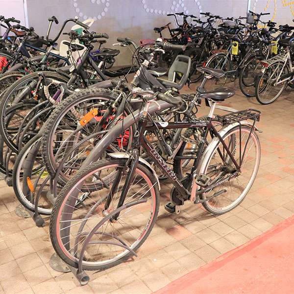 Dubbellaags fietsparkeren bij station Leppävaara in Espoo, Finland