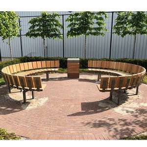 Projecten | Aansprekend straatmeubilair op bedrijventerrein in Boxmeer | image #1 | 101545 straatmeubilair bedrijventerrein zitbanken picknickset afvalbak asbak