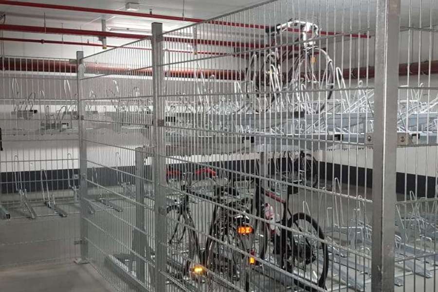 Falco richt parkeerkelder in met etage fietsenrekken; Essen, Duitsland